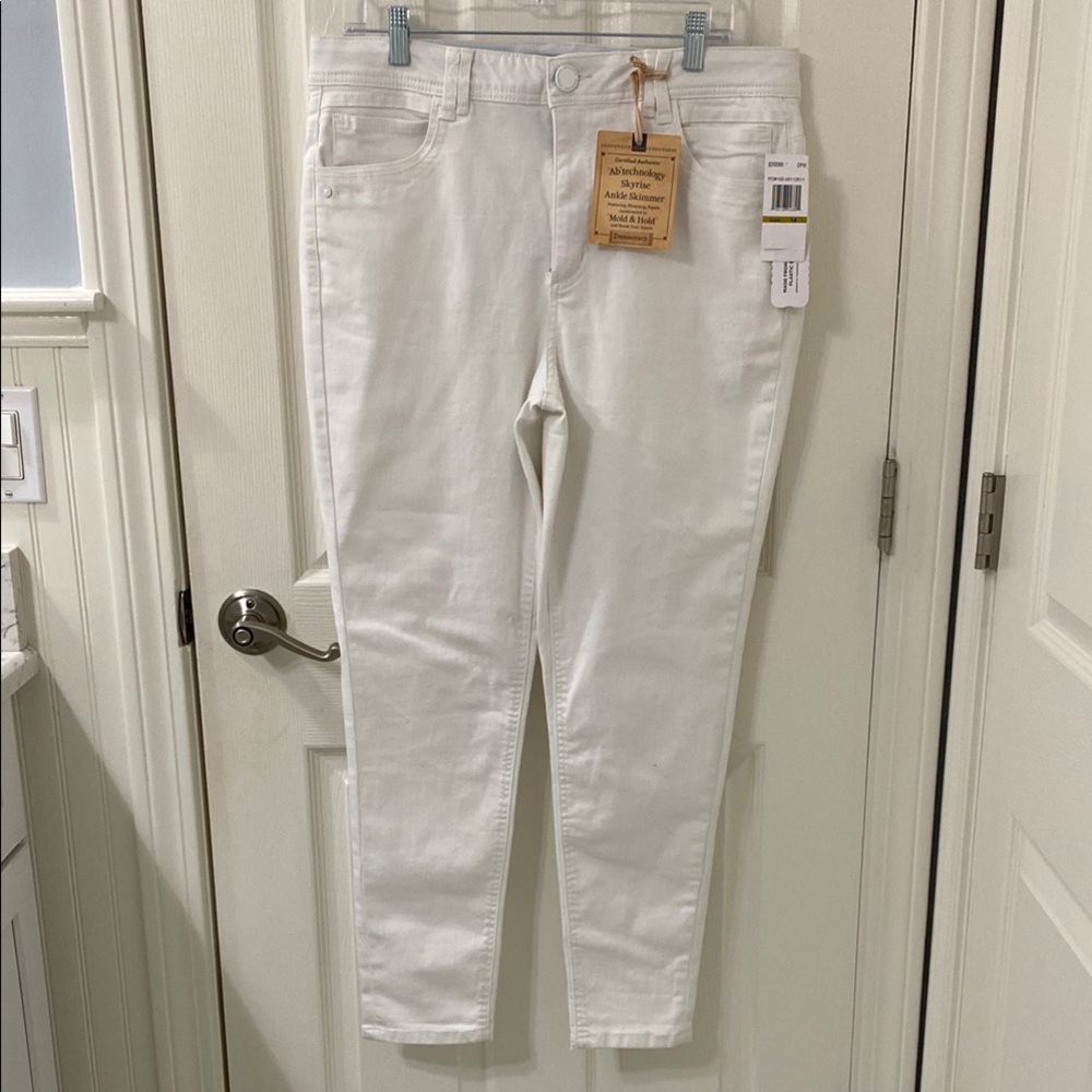 Democracy Women's White Skyrise Ankle Skimmer Jeans